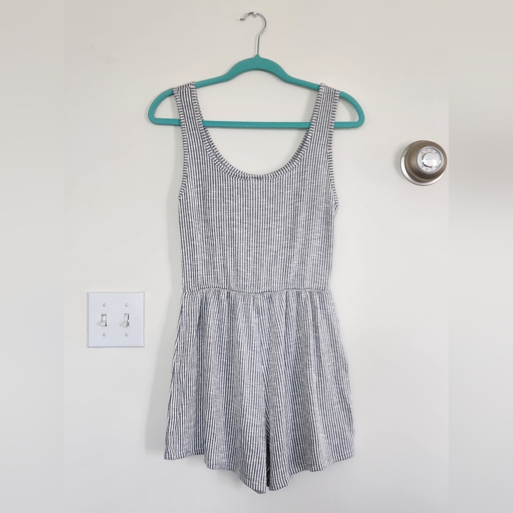NWOT Caution To The Wind Grey and White Striped Romper M - Picture 2 of 4